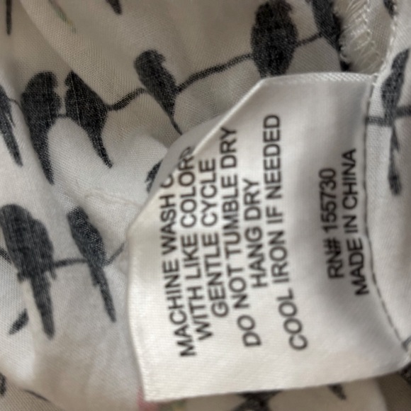 Fun bird Print Blouse. Good Condition. Very flattering with soft Rayon fabric. - Picture 6 of 7